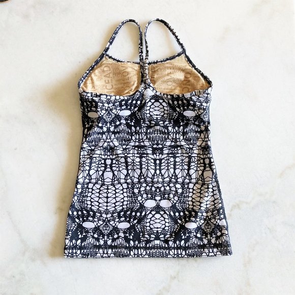 Like new! Lululemon Power Y Tank Top, white & black glacier lace print (size 2) - Picture 4 of 5